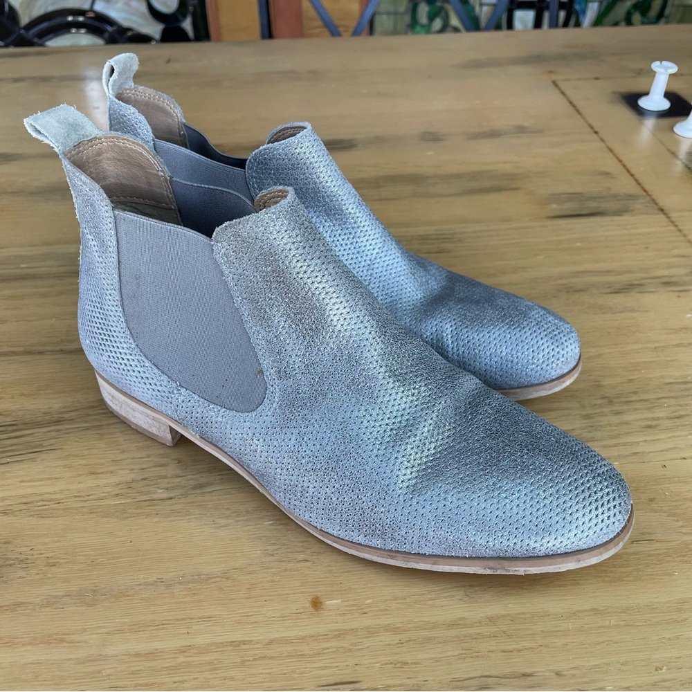 Barney’s Matte Silver Perforated Suede Chelsea Boots sz 40 US 9